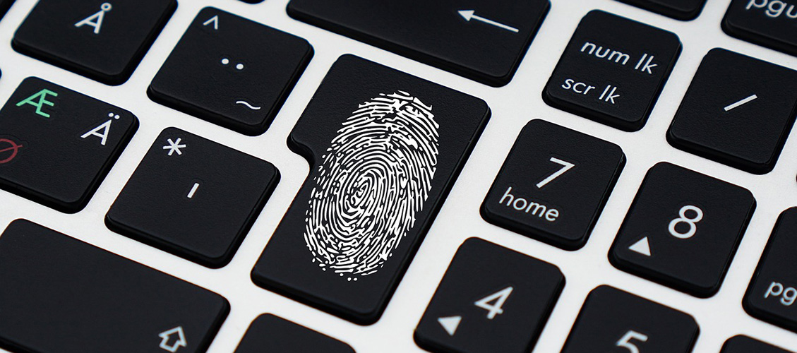 Bild von Kris auf pixabay.com Identitätsdiebstahl -Identitätsdiebstahl - Fingerabdruck auf Computertastatur