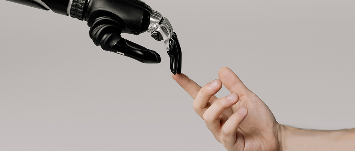 Foto von cottonbro studio auf pexels.com KI am Arbeitsplatz - Menschliche Hand und Roboterhand berühren sich