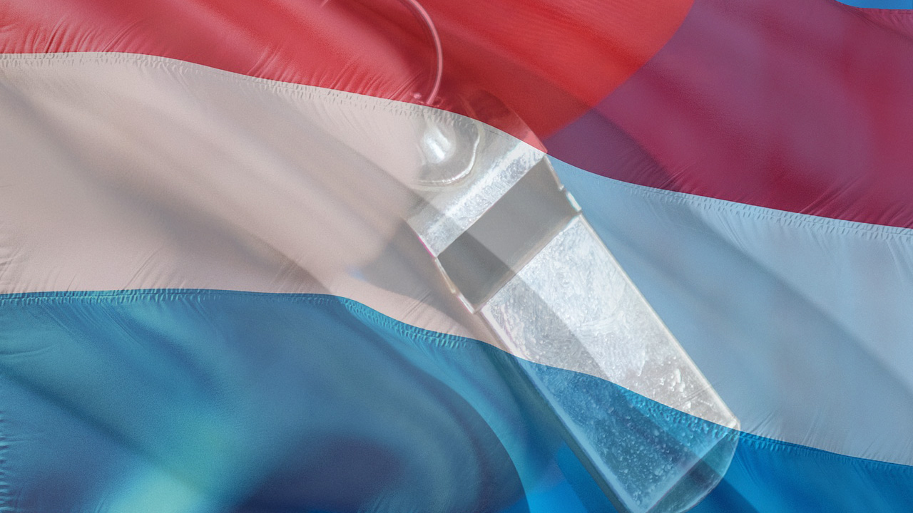 Hinweisgeberschutz in Luxemburg - Pfeife auf der luxemburgischen Flagge