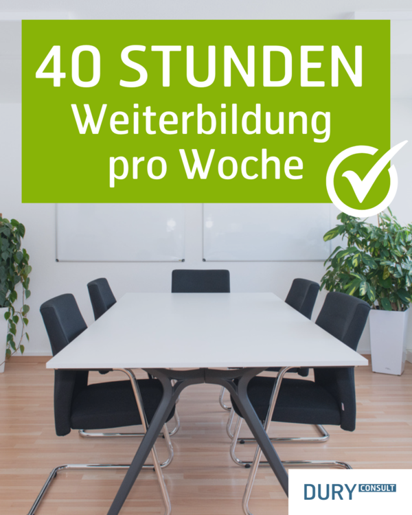 Bild eines Besprechungstisches mit Stühlen, darüber eine Aufschrift &quot;40 STUNDEN Weiterbildung pro Woche&quot;