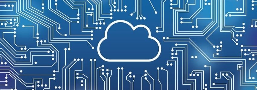 weises Cloud-Symbol in der Mitte auf blauem Hintergrund, herum ist ein weises Netzwerkmuster zu sehen.