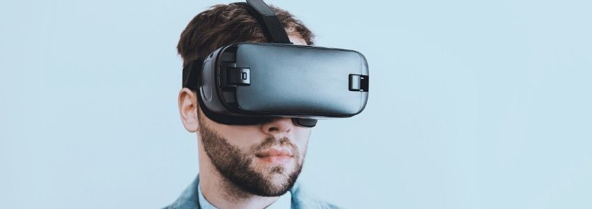 Mann mit Virtuell-Reality-Brille