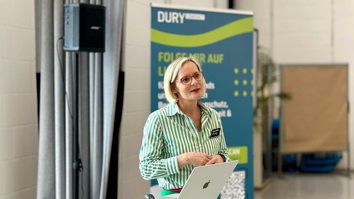 Sandra Dury hält einen Vortrag