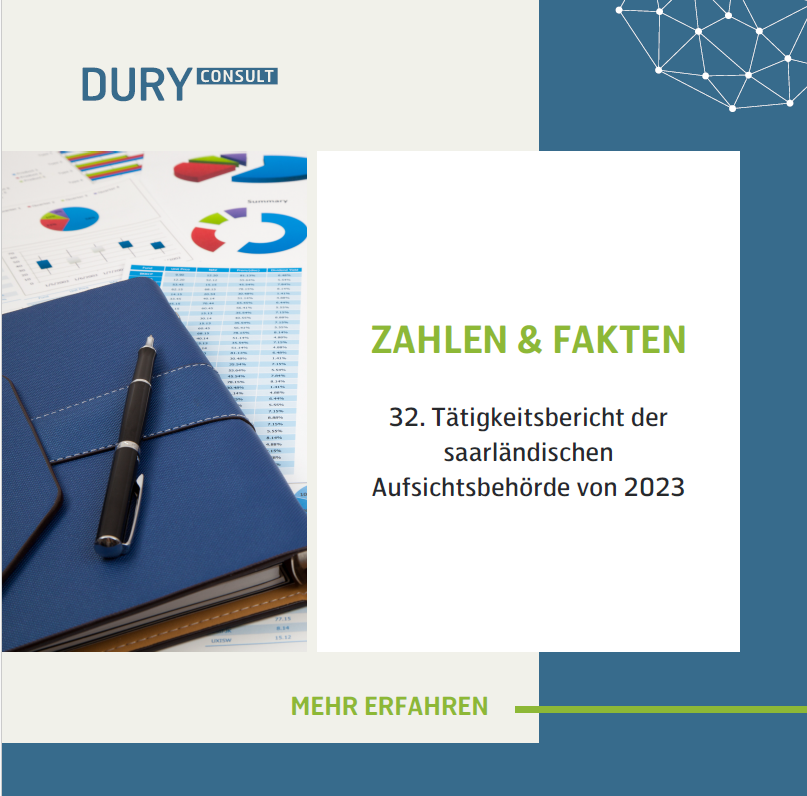 Aufschrift &quot;ZAHLEN &amp; FAKTEN: 32. Tätigkeitsbericht der saarländischen Aufsichtsbehörde von 2023, Im Hintergund ist ein Notizbuch, ein Kugelschreiber und Dokumente mit Datentabellen zu sehen