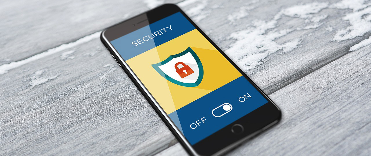 Smartphone, das auf dem Display "SECURITY" und ein Schutzschild zeigt. Darunter ist ein Switch-Button, der auf "Off" steht.
