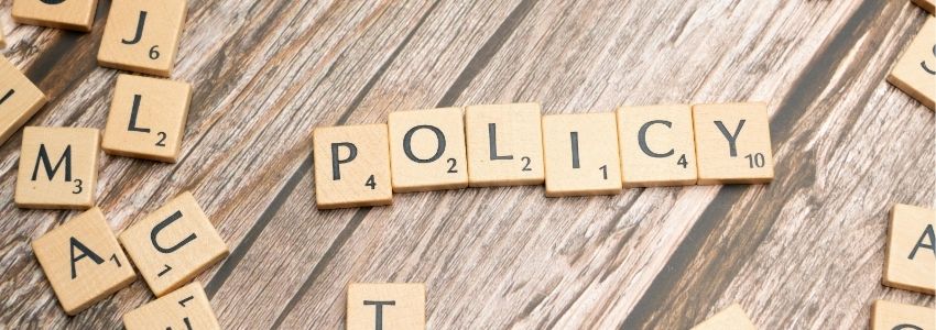 Das Wort &quot;Policy auf Spielsteinen dargestellt. 