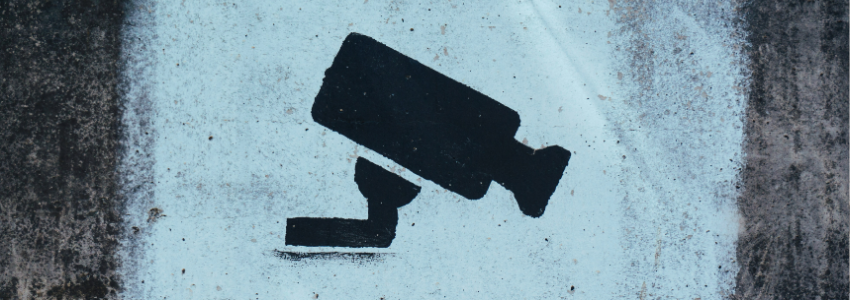 Ein Symbol für eine Überwachungskamera in schwarz uf weisem Hintergrund